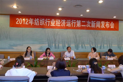 1-4月全國(guó)限額以上企業(yè)服裝鞋帽、針紡織品零售額同比增長(zhǎng)15.6%，消費(fèi)市場(chǎng)穩(wěn)步復(fù)蘇